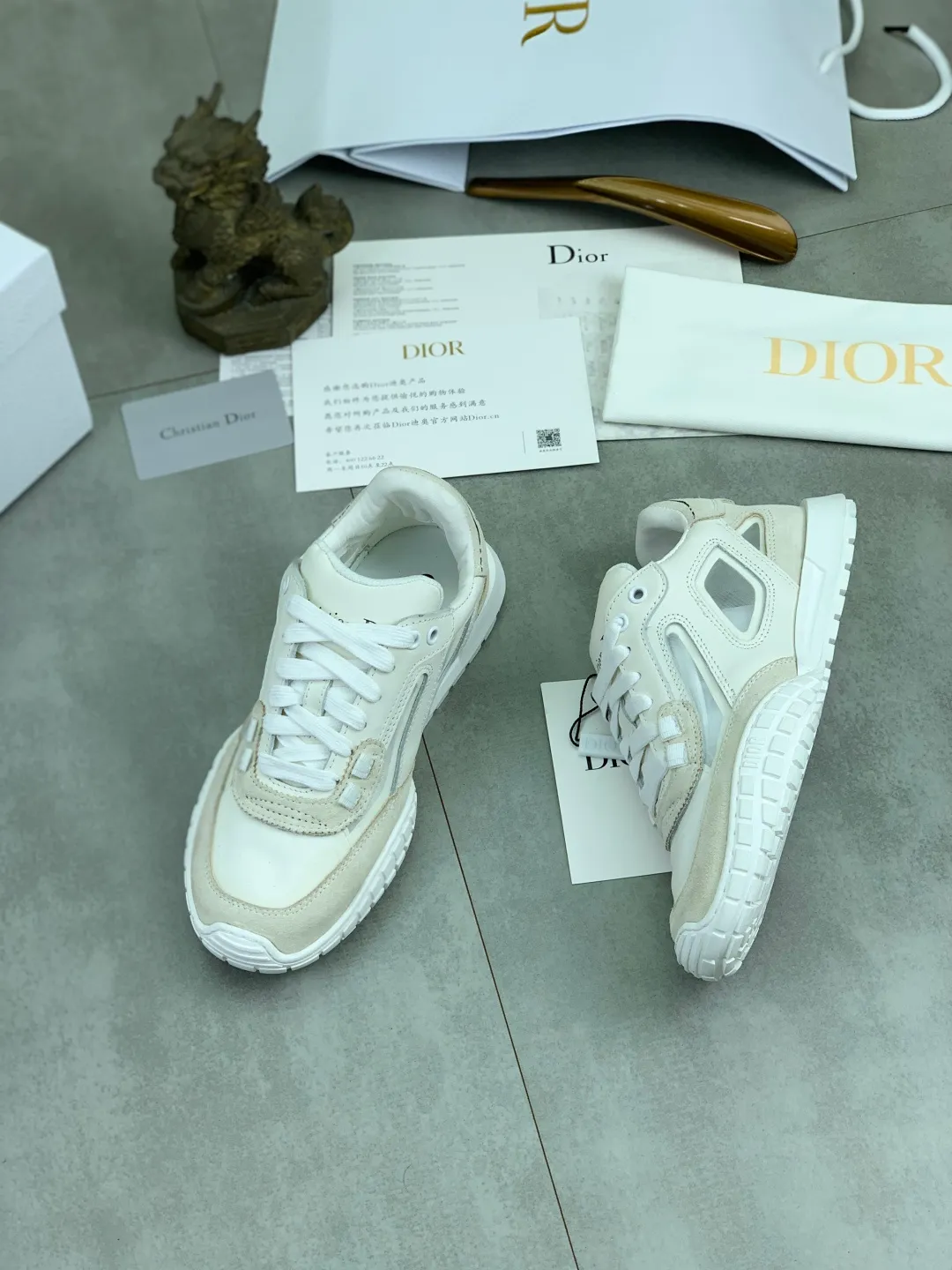 Men's men's shoes P520 new Dior Tech sneakers 2026 early spring series new products, with fashionable details, highlighting retro aesthetics. The light beige anti-suede cow leather upper is spliced ​​with apricot transparent mesh fabric on the side. The upper window edge is adhered with high-frequency flat ironing and back-pressure. It replicates the original craftsmanship, making it beautiful and comfortable without falling off. The interior is made of sheep lining of the same color, which is soft and comfortable. The heel and tongue are embellished with the Paris logo. The textured TPU soles with the same color logo. The high-end version is exquisitely packaged, adding a high-end style.  Code number: 35-46